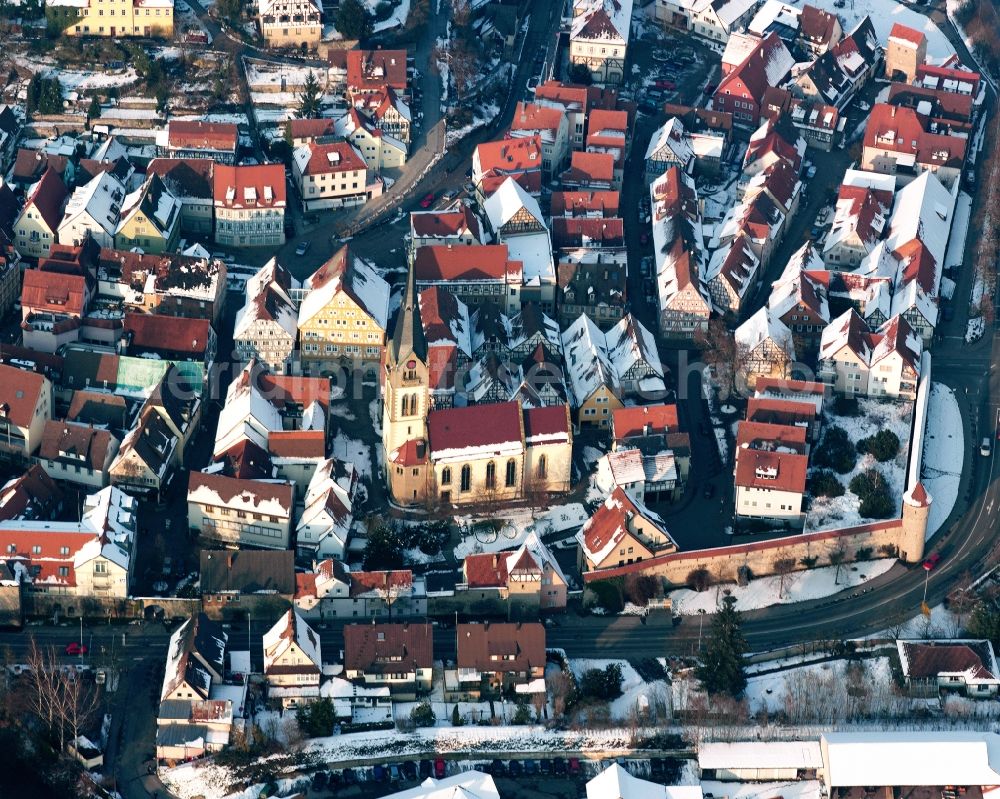 Möckmühl from above - The historic center is equipped with a Stadtmaauer. In the interior is timbered houses are next to modern buildings. The Evangelical Church in Möckmüh city was built after the fire of the old church in 1898 to plans by Heinrich Dolmetsch. Archaeological excavations have shown that at this point already in the middle of the 8th Century church and the present church was already the fifth church building there is