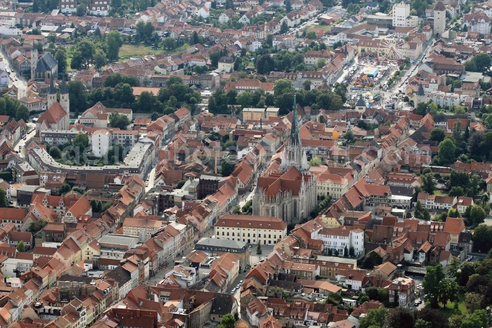 Aerial photograph Mühlhausen - City center from Muehlhausen withe the churches Marienkirche, the Jakobikirche, the gate Frauentor and the funfair in Thuringia