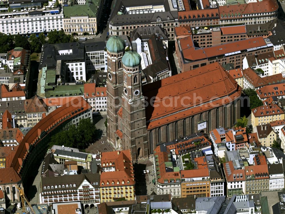 Aerial photograph München - Munich city center, overlooking the Frauenkirche, New City Hall and the parish church of St. Peter. The Frauenkirche (center) is the cathedral church of the Archbishop of Munich and Freising and is considered a symbol of the Bavarian capital. The three-aisled late Gothic brick building with a surrounding ring of chapels is 109 m long, 40 meters wide and 37 meters high. The foundation stone for today's woman in the church was built in 1468 by Duke Sigismund