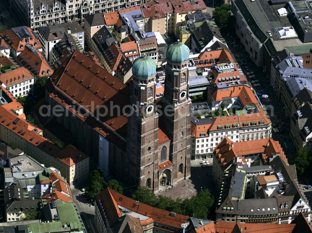 München from above - Munich city center, overlooking the Frauenkirche, New City Hall and the parish church of St. Peter. The Frauenkirche (center) is the cathedral church of the Archbishop of Munich and Freising and is considered a symbol of the Bavarian capital. The three-aisled late Gothic brick building with a surrounding ring of chapels is 109 m long, 40 meters wide and 37 meters high. The foundation stone for today's woman in the church was built in 1468 by Duke Sigismund