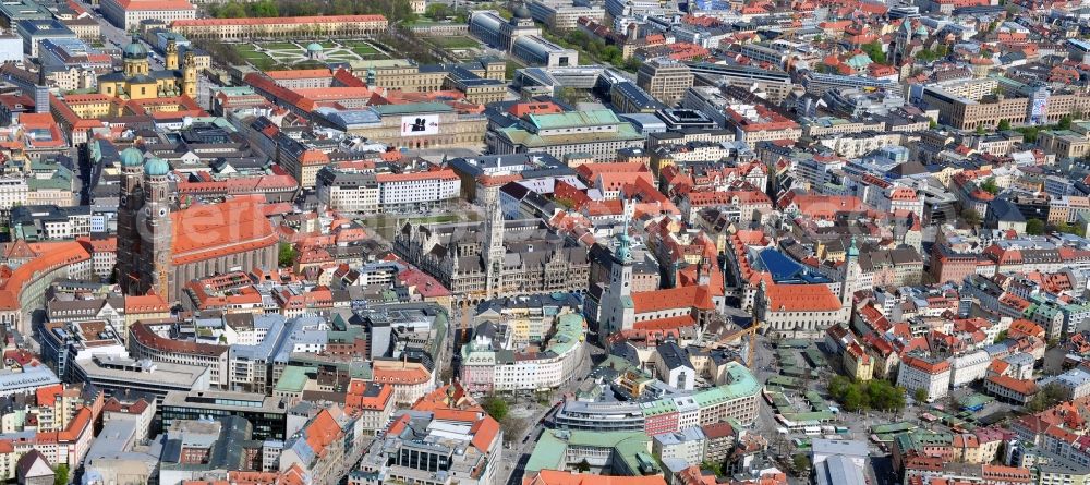 Aerial image München - Munich city center, overlooking the Frauenkirche, New City Hall and the parish church of St. Peter. The Frauenkirche (center) is the cathedral church of the Archbishop of Munich and Freising and is considered a symbol of the Bavarian capital. The three-aisled late Gothic brick building with a surrounding ring of chapels is 109 m long, 40 meters wide and 37 meters high. The foundation stone for today's woman in the church was built in 1468 by Duke Sigismund