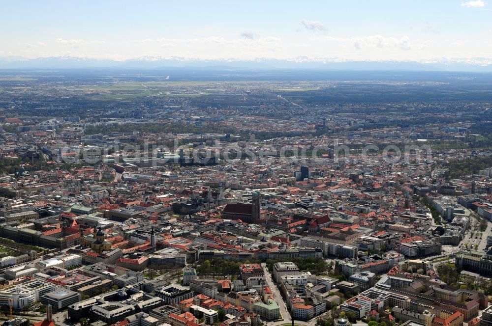 Aerial image München - Munich city center, overlooking the Frauenkirche, New City Hall and the parish church of St. Peter. The Frauenkirche (center) is the cathedral church of the Archbishop of Munich and Freising and is considered a symbol of the Bavarian capital. The three-aisled late Gothic brick building with a surrounding ring of chapels is 109 m long, 40 meters wide and 37 meters high. The foundation stone for today's woman in the church was built in 1468 by Duke Sigismund