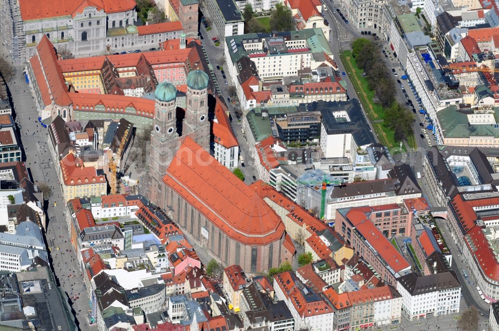 München from above - Munich city center, overlooking the Frauenkirche, New City Hall and the parish church of St. Peter. The Frauenkirche (center) is the cathedral church of the Archbishop of Munich and Freising and is considered a symbol of the Bavarian capital. The three-aisled late Gothic brick building with a surrounding ring of chapels is 109 m long, 40 meters wide and 37 meters high. The foundation stone for today's woman in the church was built in 1468 by Duke Sigismund