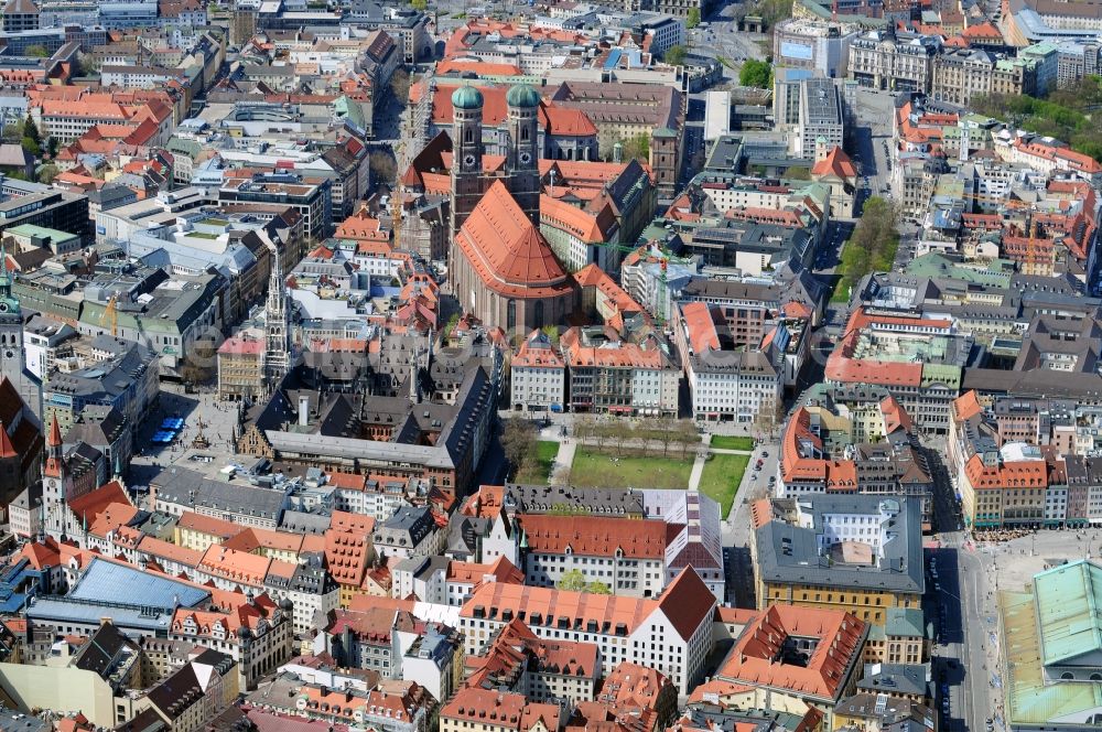 München from the bird's eye view: Munich city center, overlooking the Frauenkirche, New City Hall and the parish church of St. Peter. The Frauenkirche (center) is the cathedral church of the Archbishop of Munich and Freising and is considered a symbol of the Bavarian capital. The three-aisled late Gothic brick building with a surrounding ring of chapels is 109 m long, 40 meters wide and 37 meters high. The foundation stone for today's woman in the church was built in 1468 by Duke Sigismund