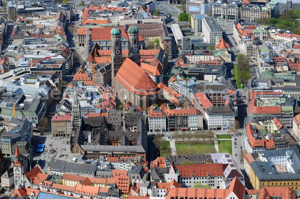 Aerial photograph München - Munich city center, overlooking the Frauenkirche, New City Hall and the parish church of St. Peter. The Frauenkirche (center) is the cathedral church of the Archbishop of Munich and Freising and is considered a symbol of the Bavarian capital. The three-aisled late Gothic brick building with a surrounding ring of chapels is 109 m long, 40 meters wide and 37 meters high. The foundation stone for today's woman in the church was built in 1468 by Duke Sigismund