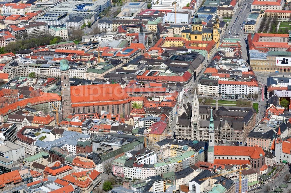 München from above - Munich city center, overlooking the Frauenkirche, New City Hall and the parish church of St. Peter. The Frauenkirche (center) is the cathedral church of the Archbishop of Munich and Freising and is considered a symbol of the Bavarian capital. The three-aisled late Gothic brick building with a surrounding ring of chapels is 109 m long, 40 meters wide and 37 meters high. The foundation stone for today's woman in the church was built in 1468 by Duke Sigismund