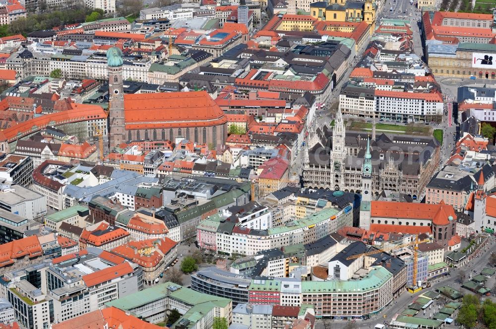 München from the bird's eye view: Munich city center, overlooking the Frauenkirche, New City Hall and the parish church of St. Peter. The Frauenkirche (center) is the cathedral church of the Archbishop of Munich and Freising and is considered a symbol of the Bavarian capital. The three-aisled late Gothic brick building with a surrounding ring of chapels is 109 m long, 40 meters wide and 37 meters high. The foundation stone for today's woman in the church was built in 1468 by Duke Sigismund