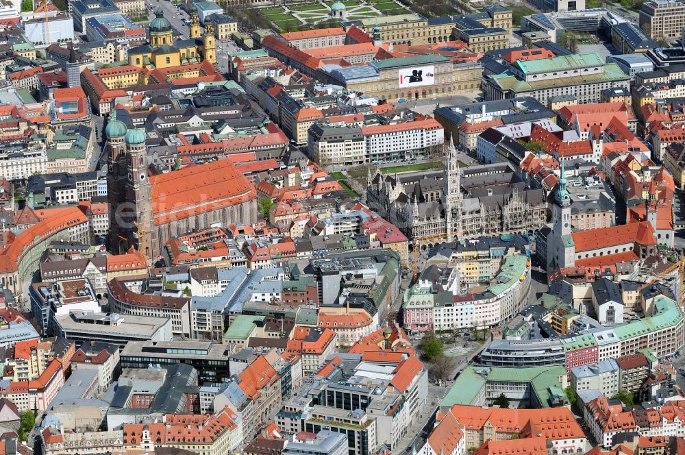 Aerial image München - Munich city center, overlooking the Frauenkirche, New City Hall and the parish church of St. Peter. The Frauenkirche (center) is the cathedral church of the Archbishop of Munich and Freising and is considered a symbol of the Bavarian capital. The three-aisled late Gothic brick building with a surrounding ring of chapels is 109 m long, 40 meters wide and 37 meters high. The foundation stone for today's woman in the church was built in 1468 by Duke Sigismund