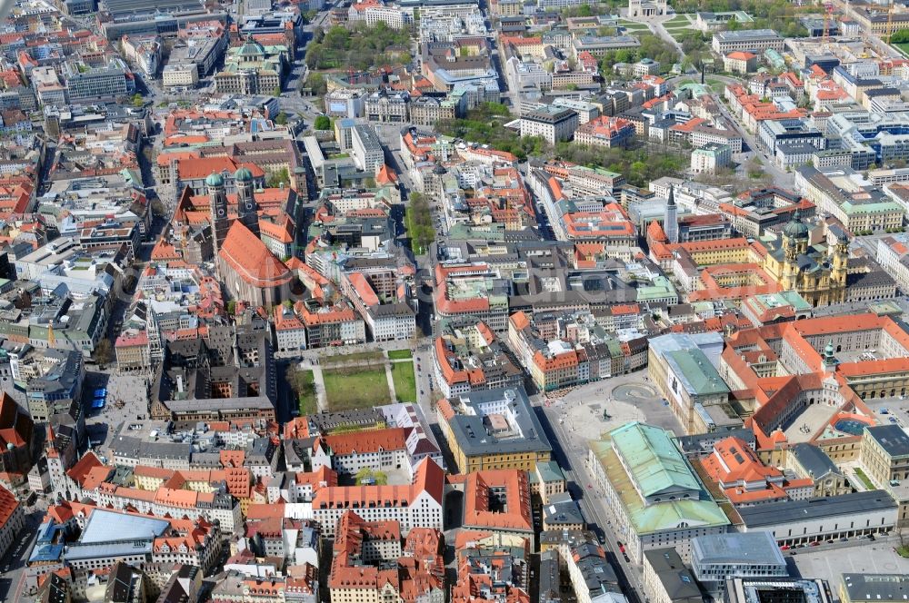 Aerial photograph München - Munich city center, overlooking the Frauenkirche, New City Hall and the parish church of St. Peter. The Frauenkirche (center) is the cathedral church of the Archbishop of Munich and Freising and is considered a symbol of the Bavarian capital. The three-aisled late Gothic brick building with a surrounding ring of chapels is 109 m long, 40 meters wide and 37 meters high. The foundation stone for today's woman in the church was built in 1468 by Duke Sigismund