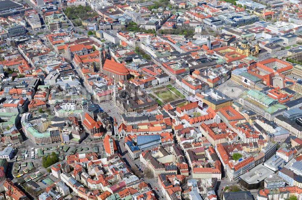 München from above - Munich city center, overlooking the Frauenkirche, New City Hall and the parish church of St. Peter. The Frauenkirche (center) is the cathedral church of the Archbishop of Munich and Freising and is considered a symbol of the Bavarian capital. The three-aisled late Gothic brick building with a surrounding ring of chapels is 109 m long, 40 meters wide and 37 meters high. The foundation stone for today's woman in the church was built in 1468 by Duke Sigismund