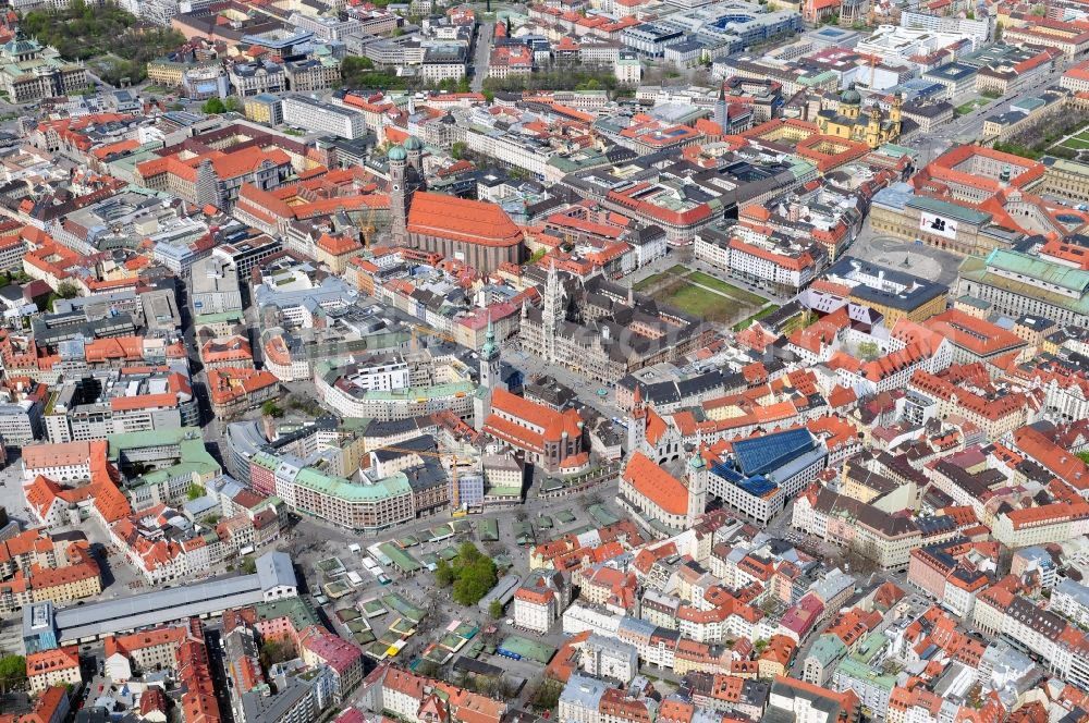 München from the bird's eye view: Munich city center, overlooking the Frauenkirche, New City Hall and the parish church of St. Peter. The Frauenkirche (center) is the cathedral church of the Archbishop of Munich and Freising and is considered a symbol of the Bavarian capital. The three-aisled late Gothic brick building with a surrounding ring of chapels is 109 m long, 40 meters wide and 37 meters high. The foundation stone for today's woman in the church was built in 1468 by Duke Sigismund