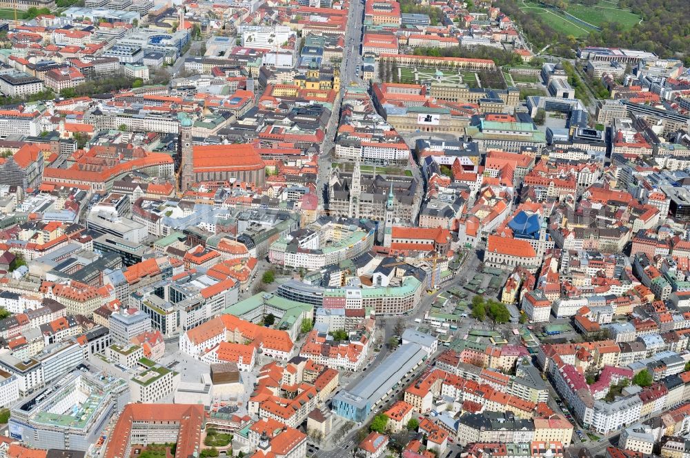 Aerial image München - Munich city center, overlooking the Frauenkirche, New City Hall and the parish church of St. Peter. The Frauenkirche (center) is the cathedral church of the Archbishop of Munich and Freising and is considered a symbol of the Bavarian capital. The three-aisled late Gothic brick building with a surrounding ring of chapels is 109 m long, 40 meters wide and 37 meters high. The foundation stone for today's woman in the church was built in 1468 by Duke Sigismund