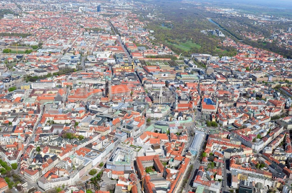 Aerial photograph München - Munich city center, overlooking the Frauenkirche, New City Hall and the parish church of St. Peter. The Frauenkirche (center) is the cathedral church of the Archbishop of Munich and Freising and is considered a symbol of the Bavarian capital. The three-aisled late Gothic brick building with a surrounding ring of chapels is 109 m long, 40 meters wide and 37 meters high. The foundation stone for today's woman in the church was built in 1468 by Duke Sigismund