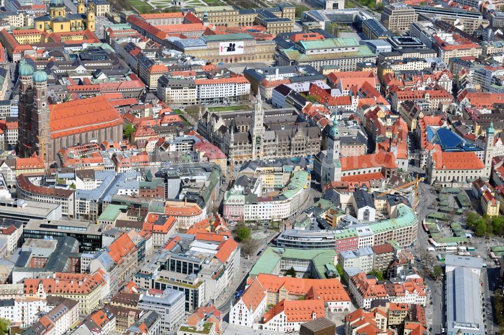 München from above - Munich city center, overlooking the Frauenkirche, New City Hall and the parish church of St. Peter. The Frauenkirche (center) is the cathedral church of the Archbishop of Munich and Freising and is considered a symbol of the Bavarian capital. The three-aisled late Gothic brick building with a surrounding ring of chapels is 109 m long, 40 meters wide and 37 meters high. The foundation stone for today's woman in the church was built in 1468 by Duke Sigismund