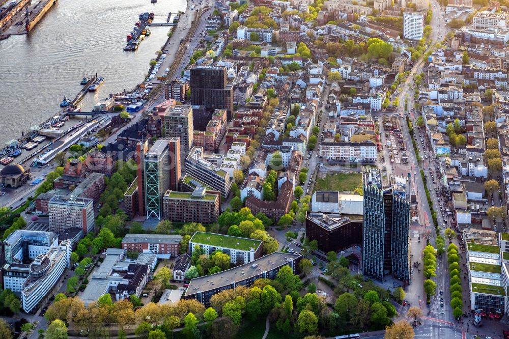 Hamburg from the bird's eye view: Cityscape of the district in the district Sankt Pauli in Hamburg, Germany