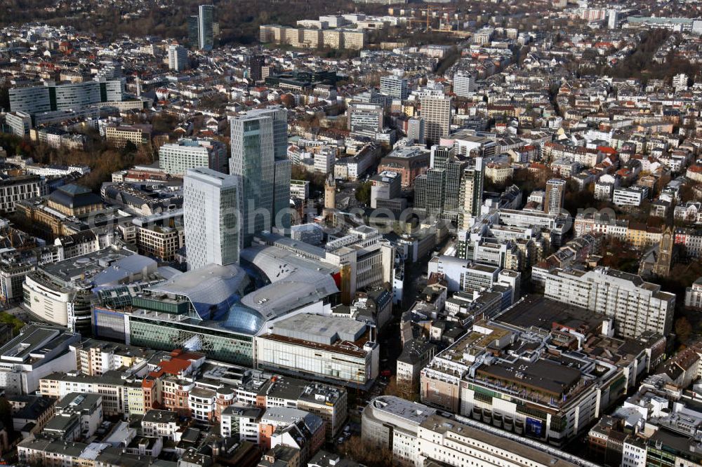 Frankfurt am Main from above - Blick auf die Frankfurter Innenstadt mit dem Palais Quartier im Zentrum. Der Gebäudekomplex an der Zeil besteht aus dem Einkaufscenter My Zeil, einem 135 Meter hohem Büroturm, dem Jumeirah Frankfurt Hotel sowie der Rekonstruktion des Palais Thurn und Taxis. Die Bauarbeiten begannen im Jahr 2004 und wurden 2010 abgeschlossen. View to the inner city of Frankfurt on the Main with the Palais Quartier in the center.