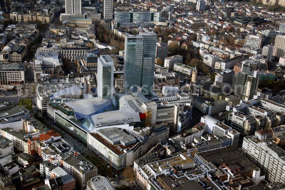 Aerial image Frankfurt am Main - Blick auf die Frankfurter Innenstadt mit dem Palais Quartier im Zentrum. Der Gebäudekomplex an der Zeil besteht aus dem Einkaufscenter My Zeil, einem 135 Meter hohem Büroturm, dem Jumeirah Frankfurt Hotel sowie der Rekonstruktion des Palais Thurn und Taxis. Die Bauarbeiten begannen im Jahr 2004 und wurden 2010 abgeschlossen. View to the inner city of Frankfurt on the Main with the Palais Quartier in the center.