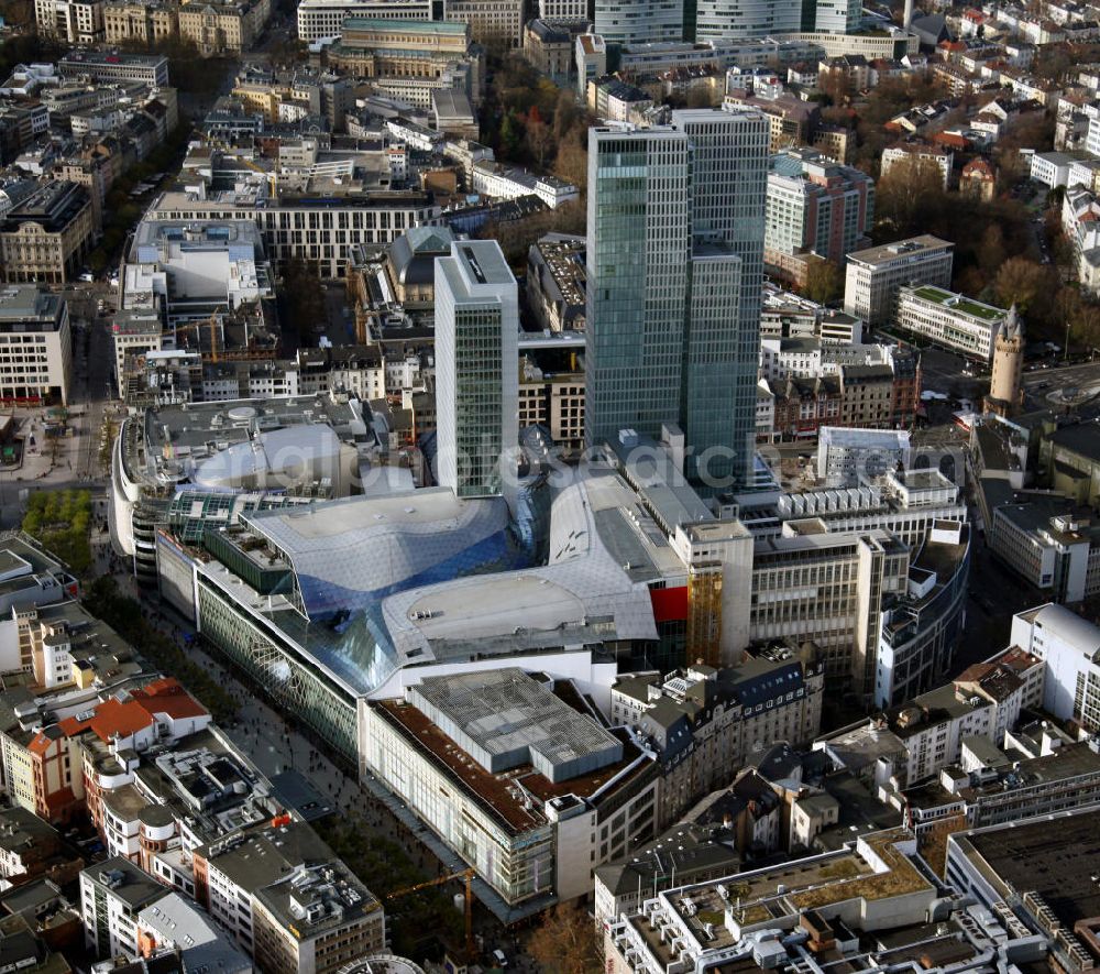 Aerial photograph Frankfurt am Main - Blick auf die Frankfurter Innenstadt mit dem Palais Quartier im Zentrum. Der Gebäudekomplex an der Zeil besteht aus dem Einkaufscenter My Zeil, einem 135 Meter hohem Büroturm, dem Jumeirah Frankfurt Hotel sowie der Rekonstruktion des Palais Thurn und Taxis. Die Bauarbeiten begannen im Jahr 2004 und wurden 2010 abgeschlossen. View to the inner city of Frankfurt on the Main with the Palais Quartier in the center.