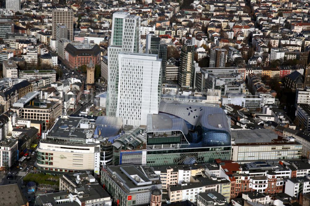 Frankfurt am Main from above - Blick auf die Frankfurter Innenstadt mit dem Palais Quartier im Zentrum. Der Gebäudekomplex an der Zeil besteht aus dem Einkaufscenter My Zeil, einem 135 Meter hohem Büroturm, dem Jumeirah Frankfurt Hotel sowie der Rekonstruktion des Palais Thurn und Taxis. Die Bauarbeiten begannen im Jahr 2004 und wurden 2010 abgeschlossen. View to the inner city of Frankfurt on the Main with the Palais Quartier in the center.