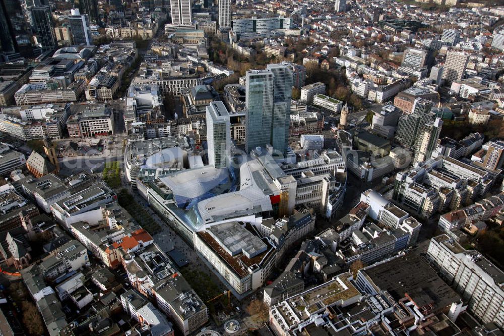 Aerial image Frankfurt am Main - Blick auf die Frankfurter Innenstadt mit dem Palais Quartier im Zentrum. Der Gebäudekomplex an der Zeil besteht aus dem Einkaufscenter My Zeil, einem 135 Meter hohem Büroturm, dem Jumeirah Frankfurt Hotel sowie der Rekonstruktion des Palais Thurn und Taxis. Die Bauarbeiten begannen im Jahr 2004 und wurden 2010 abgeschlossen. View to the inner city of Frankfurt on the Main with the Palais Quartier in the center.