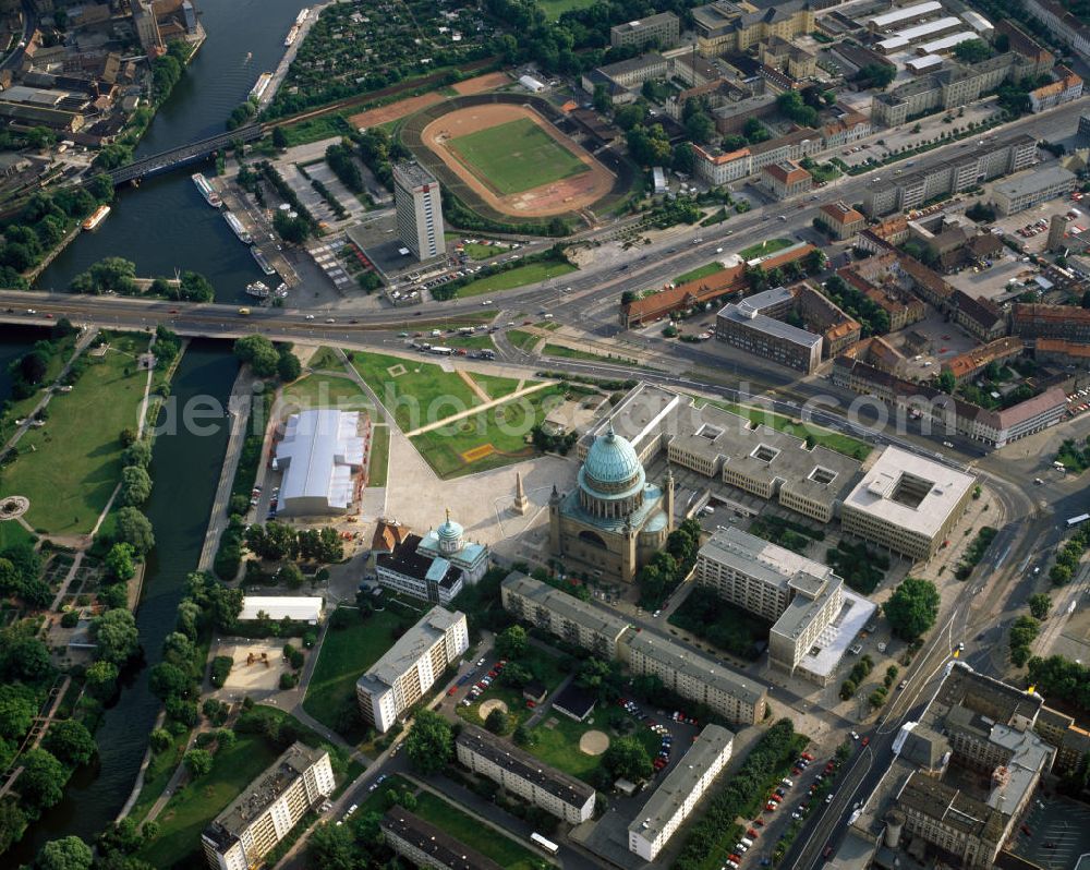 Potsdam from above - Blick auf die Innenstadt von Potsdam mit der St. Nikolaikirche und den Gebäuden der Stadt- und Landesbibliothek und der Fachhochschule Potsdam am Alten Markt im Zentrum.