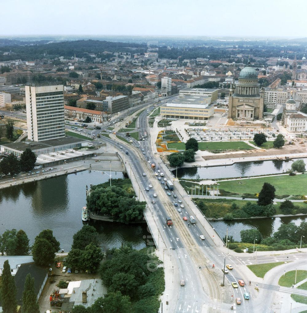 Potsdam from above - Blick auf die Innenstadt von Potsdam von der Lange Brücke / Friedrich-Ebert-Straße aus gesehen. Im Vordergrund die Freundschaftsinsel, umflossen von den Teilarmen der Havel: Alte Fahrt und Neue Fahrt. Dahinter Alter Markt mit dem Interhotel Potsdam (Mercure Hotel Potsdam City), dem Filmmuseum Potsdam, dem Institut für Lehrerbildung (heute Fachhochschule Potsdam), der St. Nikolaikirche, dem Alten Rathaus und dem Knobelsdorffhaus (v.l.n.r.). View of the city of Potsdam at Lange Brücke / Friedrich-Ebert-Straße. In the foreground the friendship island, surrounded by two arms of the river Havel. Behind Old Market with the International Hotel Potsdam (now Potsdam Mercure Hotel City), the Potsdam Film Museum, the Institute for Teacher Education (now University of Potsdam), St. Nikolai Church, the Old Town Hall and the Knobelsdorff house (from left to right).