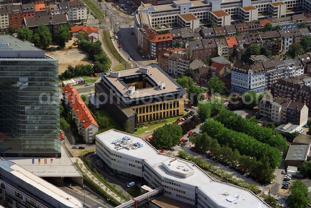 Düsseldorf from the bird's eye view: Downtown at the city gate with the buildings at the Media Harbor in Dusseldorf in North Rhine-Westphalia