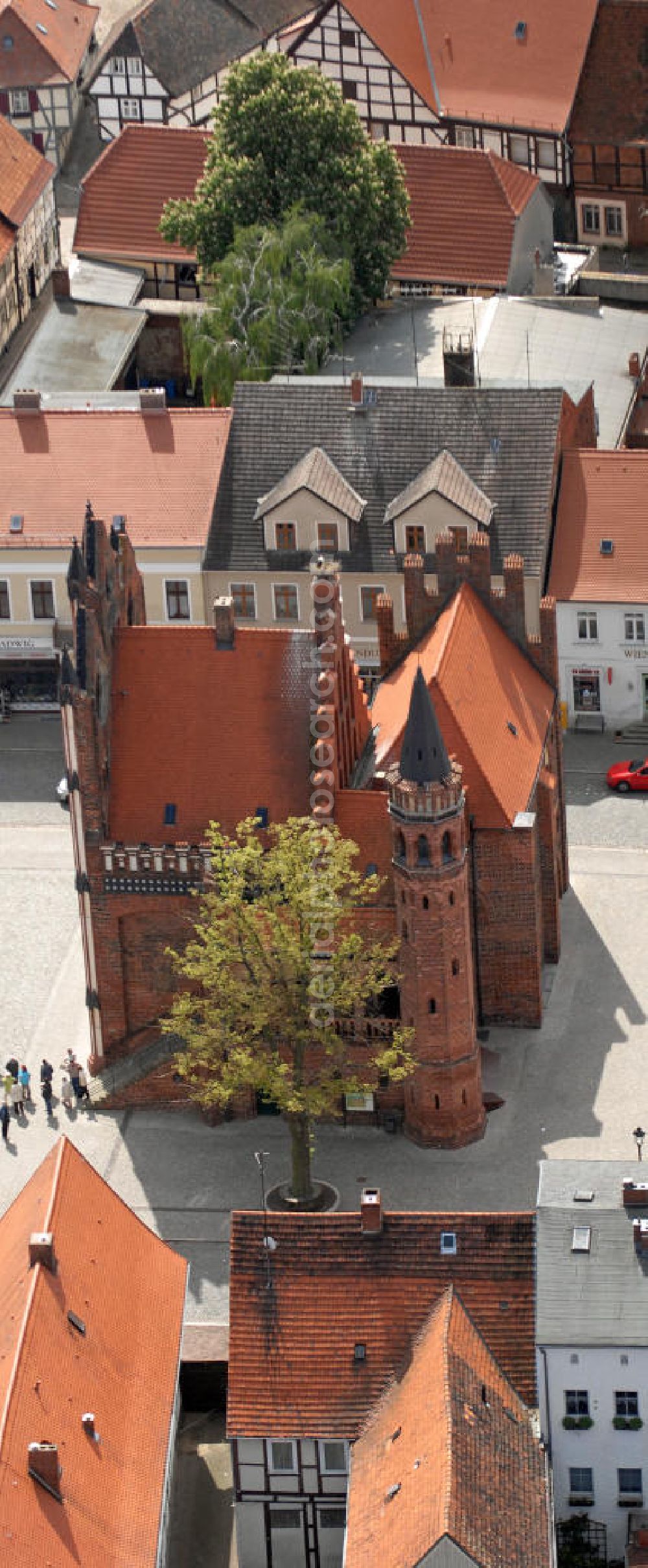 Aerial image Tangermünde - Blick auf die Innenstadt Tangermündes mit dem histrorischem Rathaus aus dem Spätmittelalter. Views of the city center of Tangermuende with historic City Hall from the late Middle Ages.