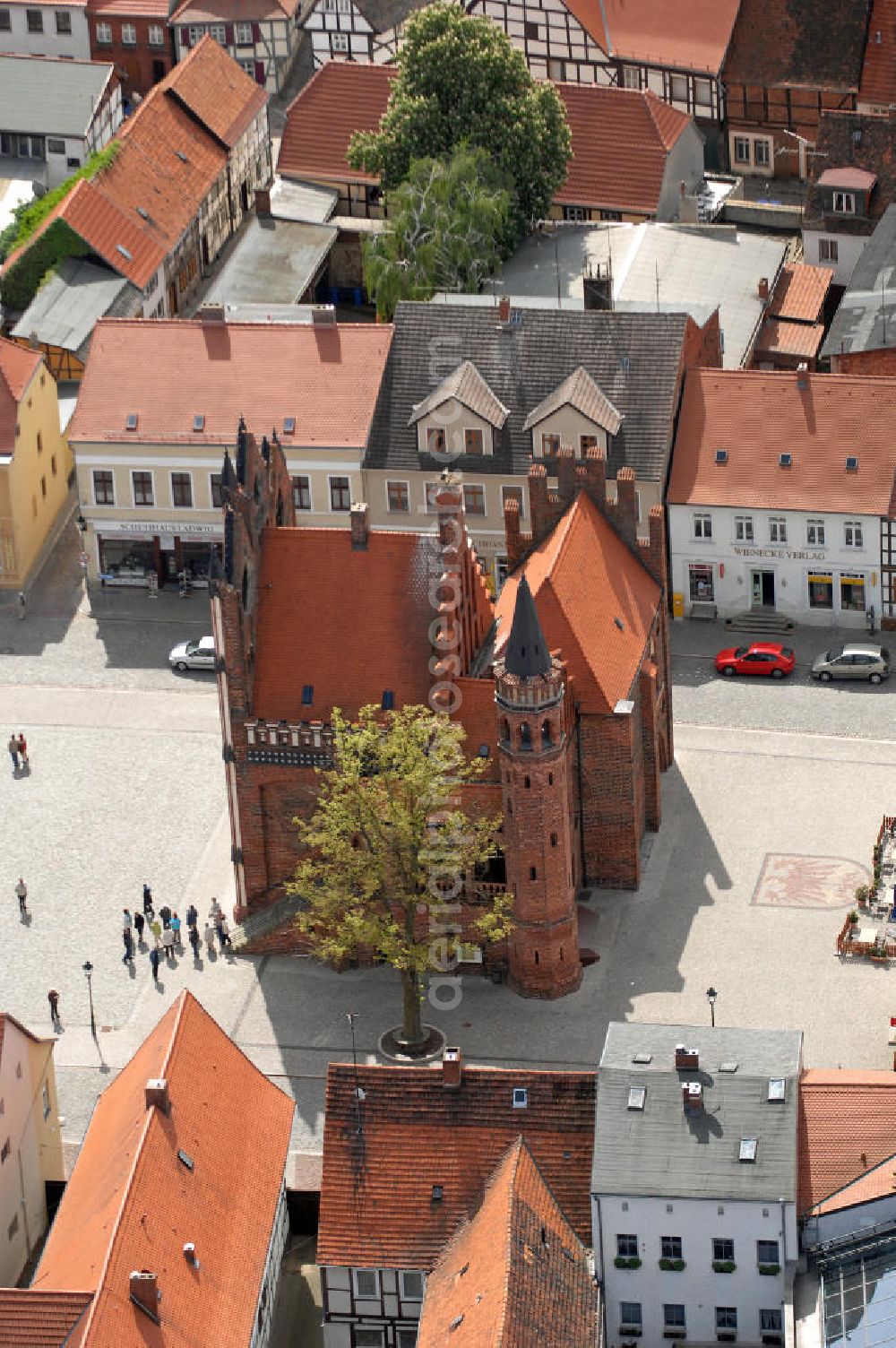 Aerial photograph Tangermünde - Blick auf die Innenstadt Tangermündes mit dem histrorischem Rathaus aus dem Spätmittelalter. Views of the city center of Tangermuende with historic City Hall from the late Middle Ages.