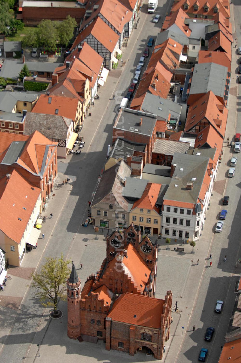 Tangermünde from the bird's eye view: Blick auf die Innenstadt Tangermündes mit dem histrorischem Rathaus aus dem Spätmittelalter. Views of the city center of Tangermuende with historic City Hall from the late Middle Ages.