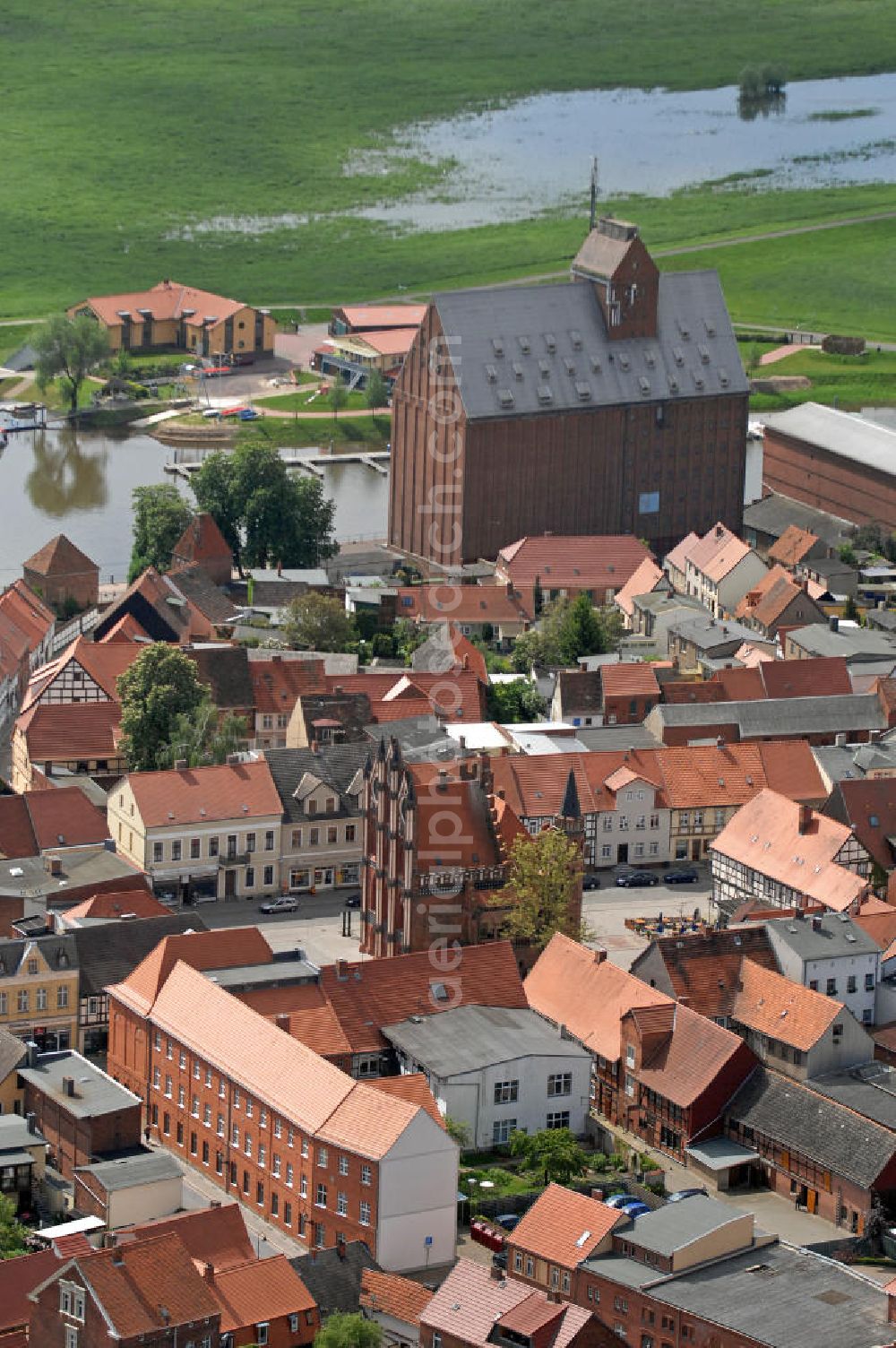 Tangermünde from above - Blick auf die Innenstadt Tangermündes mit histrorischem Rathaus und Kornspeicher im Hintergrund. Views of the city core of Tangermuende with historic City Hall and granary in the background.