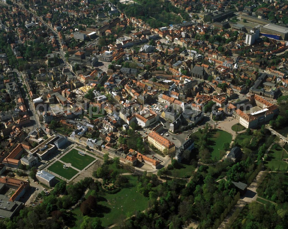 Weimar from above - Stadtansicht der Innenstadt von Weimar und Teilen des Ilmparkes. Die Stadt war 1999 die Kulturstadt Europas /Europäische Kulturhauptstadt / Kulturhauptstadt Europas. Markante Gebäude sind die Hochschule für Musik Franz Liszt und die Herzogin Anna Amalia Bibliothek, das Weimarer Stadtschloss / Residenzschloss, die Stadtkirche St. Peter und Paul / Herderkirche und das Neues Museum am oberen rechten Bildrand.