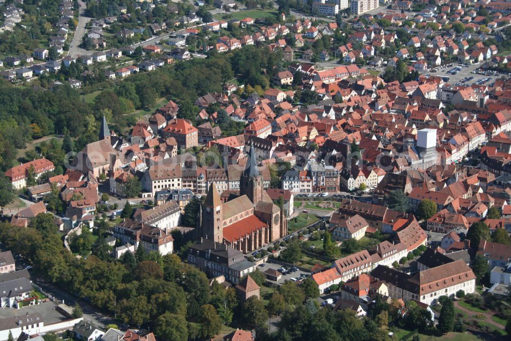 Weissenburg im Elsass / Wissembourg from the bird's eye view: Blick auf die Stadt Wissembourg (deutsch Weissenburg) mit der Kirche St. Peter und Paul. Die Stadt liegt im Elsass, Frankreich am Fluss Lauter an der deutsch-französischen Grenze. Ab 1306 war sie eine freie Reichsstadt. Nach dem Westfälischen Frieden wurde Weissenburg mit großen Teilen des Elsass ein Teil Frankreichs. View on the town of white castle (German Weissenburg) and the church St. Peter and Paul. The town is located in Alsace, France. It lies on the river Lauter at the german-French border. From 1306 it was a imperial city. After the Peace of Westphalia, White castle was a part of Alsace, France.