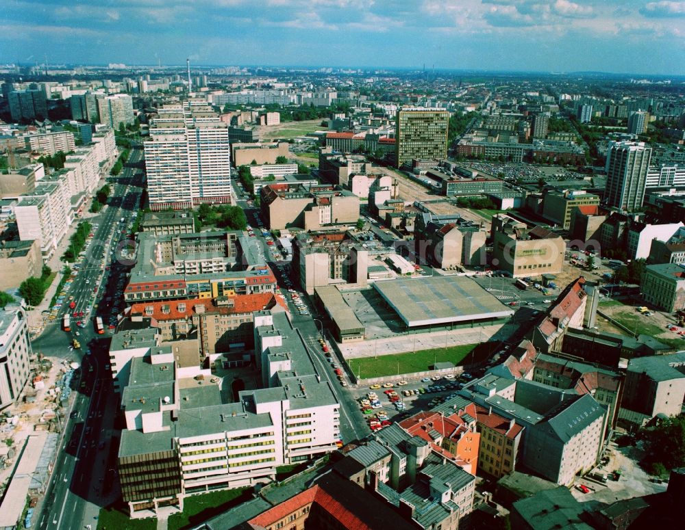 Berlin Mitte from the bird's eye view: Downtown area at the former Guest border crossing Checkpoint Charlie on Friedrichstrasse in Berlin Mitte