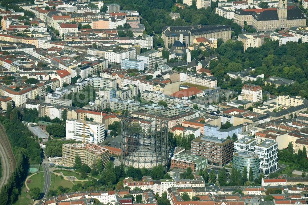 Berlin from above - Innenstadtbereich am Gasometer and construction site for the construction of a multi-family house residential complex in the district of Tempelhof-Schoeneberg in Berlin, Germany