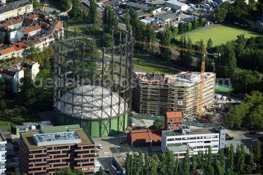 Berlin from the bird's eye view: Innenstadtbereich am Gasometer and construction site for the construction of a multi-family house residential complex in the district of Tempelhof-Schoeneberg in Berlin, Germany