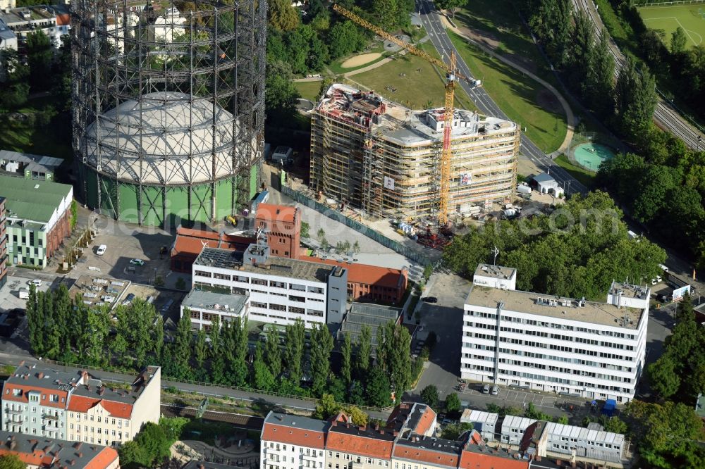 Aerial photograph Berlin - Innenstadtbereich am Gasometer and construction site for the construction of a multi-family house residential complex in the district of Tempelhof-Schoeneberg in Berlin, Germany