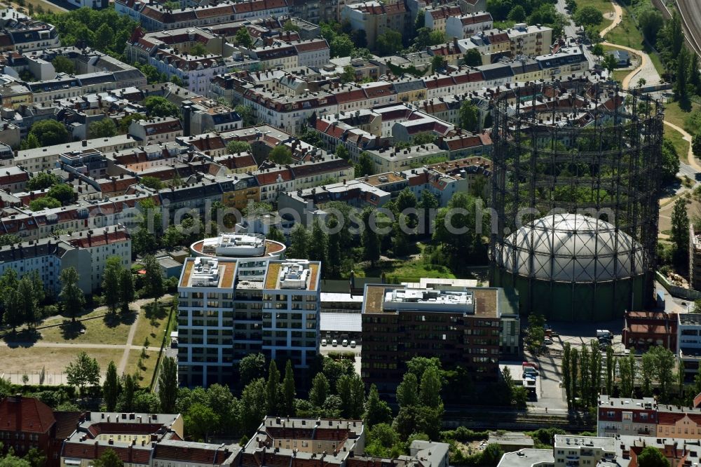 Aerial image Berlin - Innenstadtbereich am Gasometer and construction site for the construction of a multi-family house residential complex in the district of Tempelhof-Schoeneberg in Berlin, Germany