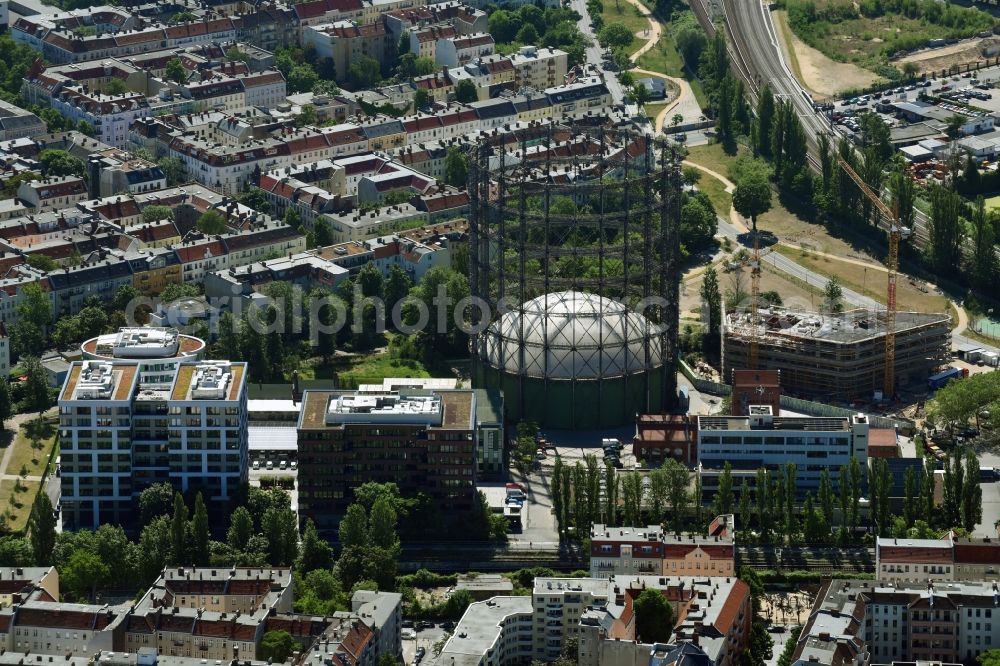 Aerial photograph Berlin - Innenstadtbereich am Gasometer and construction site for the construction of a multi-family house residential complex in the district of Tempelhof-Schoeneberg in Berlin, Germany