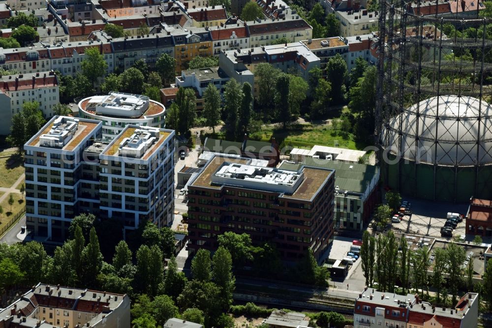 Berlin from above - Innenstadtbereich am Gasometer and construction site for the construction of a multi-family house residential complex in the district of Tempelhof-Schoeneberg in Berlin, Germany