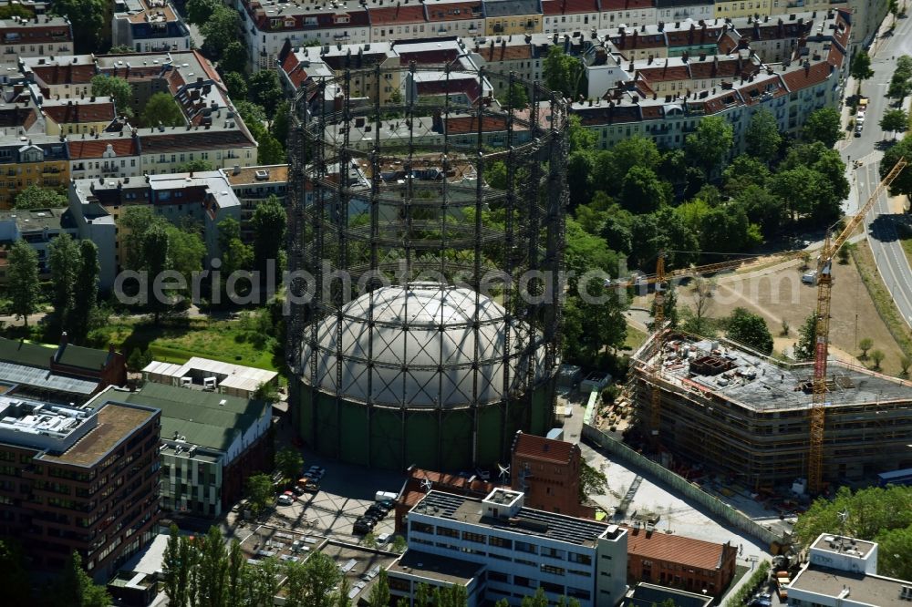 Berlin from above - Innenstadtbereich am Gasometer and construction site for the construction of a multi-family house residential complex in the district of Tempelhof-Schoeneberg in Berlin, Germany