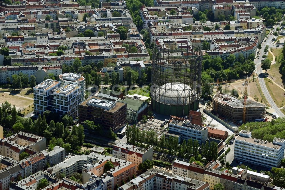 Berlin from the bird's eye view: Innenstadtbereich am Gasometer and construction site for the construction of a multi-family house residential complex in the district of Tempelhof-Schoeneberg in Berlin, Germany