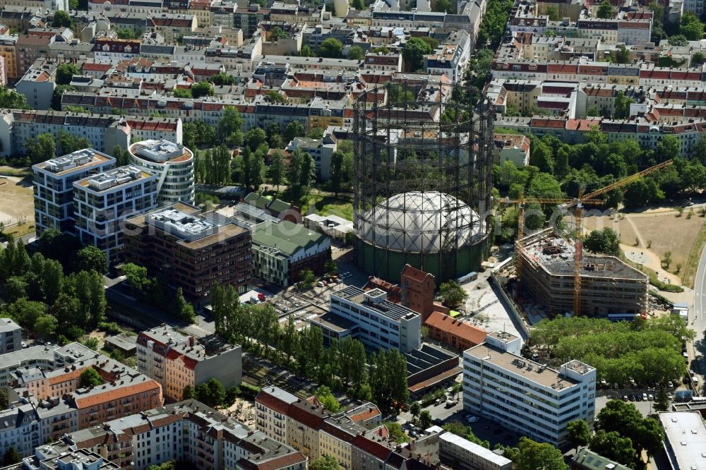 Aerial photograph Berlin - Innenstadtbereich am Gasometer and construction site for the construction of a multi-family house residential complex in the district of Tempelhof-Schoeneberg in Berlin, Germany