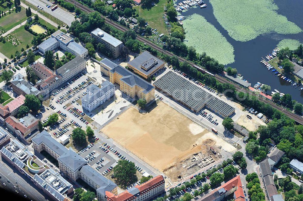 Aerial photograph Potsdam - Blick auf den Innenstadtbereich an der Henning-von-Treskow-Straße / Hoffbauerstraße / Dortusstraße. Das frühere Kasernenareal der ehemaligen Infanterieregimentes IR-9, dem späteren Sitz des Polizeipräsidiums ist heute Sitz des Ministerium für Infrastruktur und Landwirtschaft und des Ministerium des Innern des Landes Brandenburg. Das Gelände des ehemaligen Exerzierplatzes des IR-9 wurde zu DDR- Zeiten mit verschiedenen Baracken und Garagenbauten der DDR - Volkspolizei genutzt und wurde beräumt sowie archeologisch untersucht. Geplant ist bei künftig besserer Haushaltslage zwei weitere Ministerien auf dieser Fläche später anzusiedeln, um eine Zentralisierung der ministerialen Infrastruktur in der brandenburgischen landeshauptstadt zu erwirken. Downtown area at the Henning von Tresckow, street / road Hoffbauer / Dortusstraße in Potsdam.