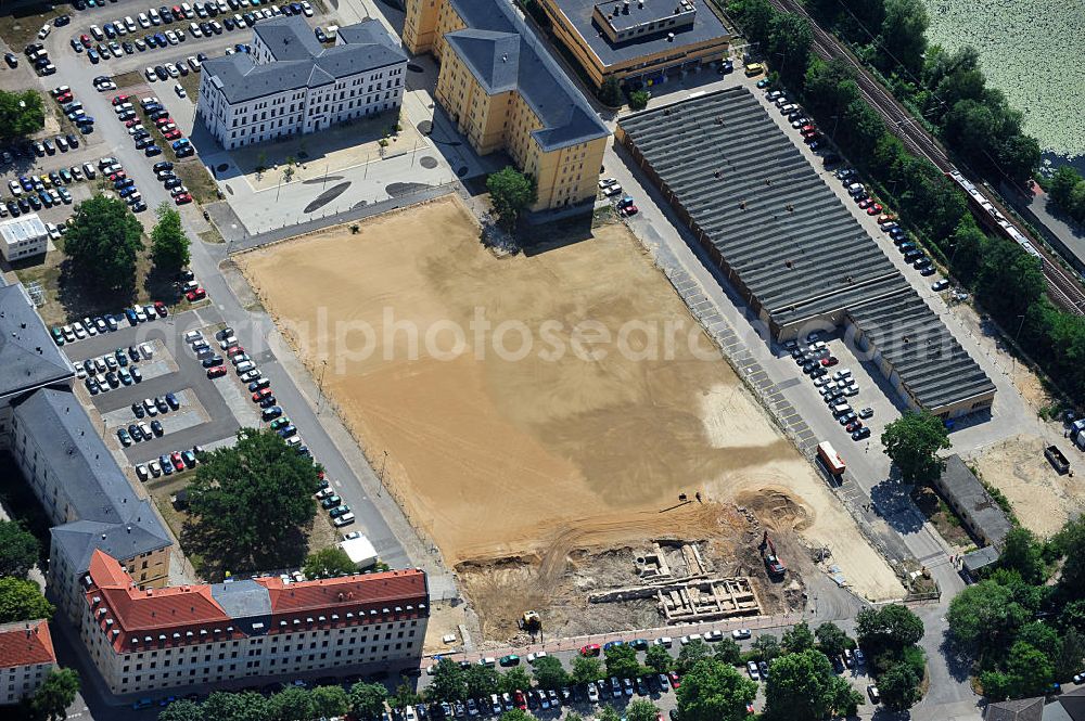 Potsdam from above - Blick auf den Innenstadtbereich an der Henning-von-Treskow-Straße / Hoffbauerstraße / Dortusstraße. Das frühere Kasernenareal der ehemaligen Infanterieregimentes IR-9, dem späteren Sitz des Polizeipräsidiums ist heute Sitz des Ministerium für Infrastruktur und Landwirtschaft und des Ministerium des Innern des Landes Brandenburg. Das Gelände des ehemaligen Exerzierplatzes des IR-9 wurde zu DDR- Zeiten mit verschiedenen Baracken und Garagenbauten der DDR - Volkspolizei genutzt und wurde beräumt sowie archeologisch untersucht. Geplant ist bei künftig besserer Haushaltslage zwei weitere Ministerien auf dieser Fläche später anzusiedeln, um eine Zentralisierung der ministerialen Infrastruktur in der brandenburgischen landeshauptstadt zu erwirken. Downtown area at the Henning von Tresckow, street / road Hoffbauer / Dortusstraße in Potsdam.