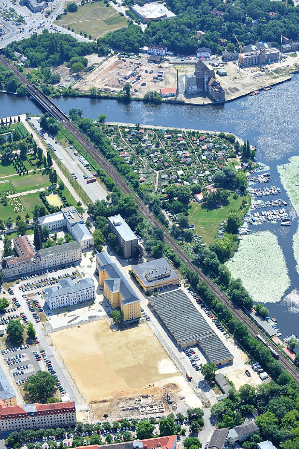 Aerial image Potsdam - Blick auf den Innenstadtbereich an der Henning-von-Treskow-Straße / Hoffbauerstraße / Dortusstraße. Das frühere Kasernenareal der ehemaligen Infanterieregimentes IR-9, dem späteren Sitz des Polizeipräsidiums ist heute Sitz des Ministerium für Infrastruktur und Landwirtschaft und des Ministerium des Innern des Landes Brandenburg. Das Gelände des ehemaligen Exerzierplatzes des IR-9 wurde zu DDR- Zeiten mit verschiedenen Baracken und Garagenbauten der DDR - Volkspolizei genutzt und wurde beräumt sowie archeologisch untersucht. Geplant ist bei künftig besserer Haushaltslage zwei weitere Ministerien auf dieser Fläche später anzusiedeln, um eine Zentralisierung der ministerialen Infrastruktur in der brandenburgischen landeshauptstadt zu erwirken. Downtown area at the Henning von Tresckow, street / road Hoffbauer / Dortusstraße in Potsdam.