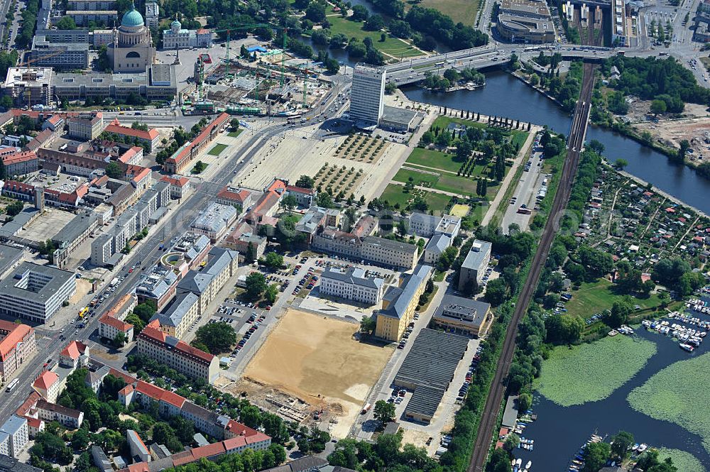 Potsdam from the bird's eye view: Blick auf den Innenstadtbereich an der Henning-von-Treskow-Straße / Hoffbauerstraße / Dortusstraße. Das frühere Kasernenareal der ehemaligen Infanterieregimentes IR-9, dem späteren Sitz des Polizeipräsidiums ist heute Sitz des Ministerium für Infrastruktur und Landwirtschaft und des Ministerium des Innern des Landes Brandenburg. Das Gelände des ehemaligen Exerzierplatzes des IR-9 wurde zu DDR- Zeiten mit verschiedenen Baracken und Garagenbauten der DDR - Volkspolizei genutzt und wurde beräumt sowie archeologisch untersucht. Geplant ist bei künftig besserer Haushaltslage zwei weitere Ministerien auf dieser Fläche später anzusiedeln, um eine Zentralisierung der ministerialen Infrastruktur in der brandenburgischen landeshauptstadt zu erwirken. Downtown area at the Henning von Tresckow, street / road Hoffbauer / Dortusstraße in Potsdam.