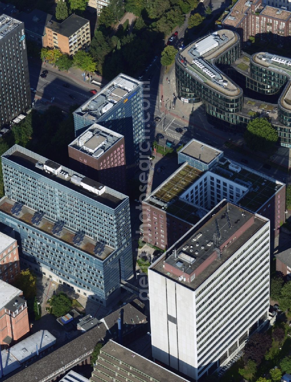 Aerial photograph Hamburg - Downtown area in the district of St. Georg with Hotel building of the Accor SA; House for courts District Court, Administrative Court and Supreme Administrative Court; HAW university with campuses and student center in Hamburg