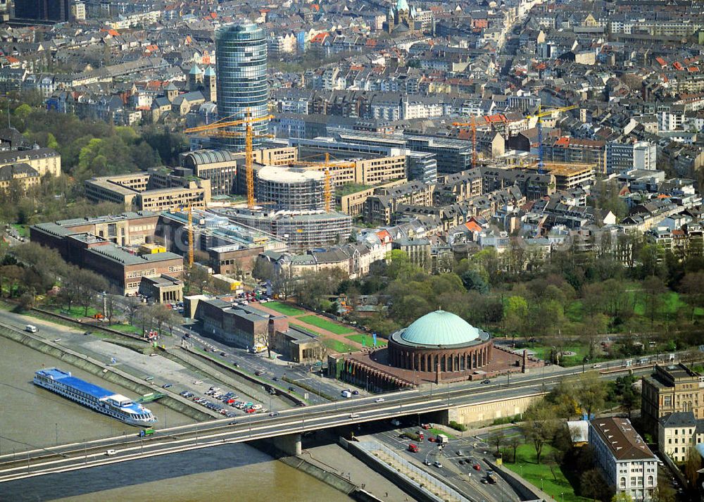 Aerial image Düsseldorf - Blick auf den Innenstadtbereich an der Oberkasseler Brücke, schließen sich die Tonhalle, das Landesmuseum für Volk und Wirtschaft sowie der Ehrenhof-Komplex an. Downtown area at the bridge Oberkasseler.