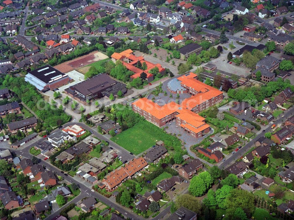 Aerial photograph Straelen - View downtown area at the school center in Straelen: The Municipal High School (below), the St. Catherine's Primary School (above) and the St. Anno School (dunkeles roof)